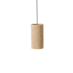 Rund pendellampe af jute, Ø15 cm, H30 cm, med sort ledning og naturlig tekstur.